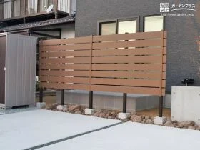 木調×コンクリートが大人っぽく上質な目隠しフェンス[施工後]