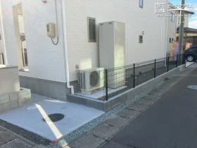 道路沿いの犬走りにもフェンスを設置