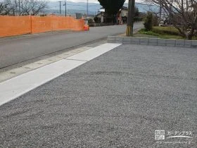 砂利の飛び出しを防ぐ接道部分のコンクリート舗装[施工後]