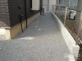 犬走りの雑草対策と境界フェンス