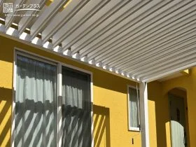 開閉式ルーバー屋根で季節や時間で変わる太陽光を調整[施工後]
