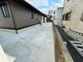 広い犬走りもコンクリートで雑草対策