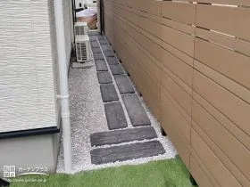 枕木材の園路が可愛らしい犬走り[施工後]