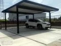 頑丈な折板屋根カーポートを設置した駐車スペース
