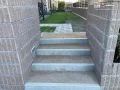 樹脂舗装や滑り止めタイルを組み合わせたアプローチ階段