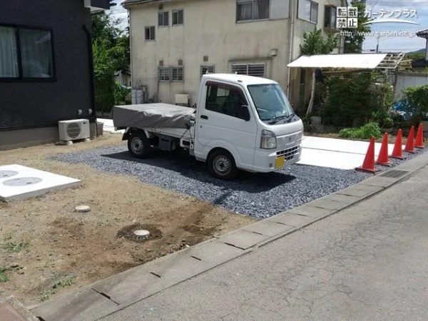 駐車スペースの横にもお車1台分の予備駐車スペースを設けました。