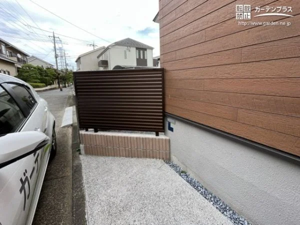 門扉と反対側の犬走り入り口。道路側は土間コンクリートで舗装して駐輪スペースにしました。