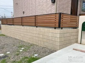 建物周りの土留めブロック、転落防止用の目隠しフェンス