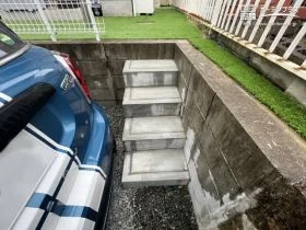 駐車スペースと安全に行き来できる階段[施工後]