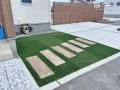 玄関まわりを明るく彩る前庭を兼ねた通路