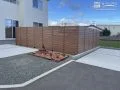 お庭のプライベート性を高める木目調フェンス