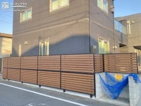 シックなお住まいの印象を和らげる木目調の目隠しフェンス[施工後]