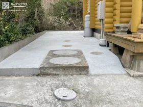 浄化槽に高さを合わせてコンクリートを打設した犬走り[施工後]