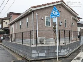 お住まいに溶け込むメッシュフェンス[施工後]