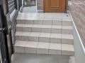 階段を増設しタイルをあしらった玄関ポーチ
