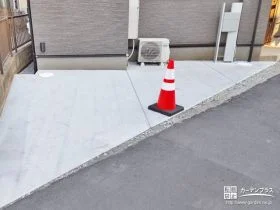 お手入れもしやすい土間コンクリートの駐車スペース