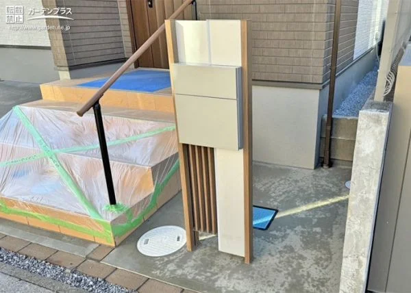 ナチュラルな雰囲気のお住まいに調和する温もりを感じる新築外構