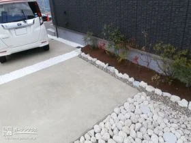 シンプルになりやすい駐車スペースを彩る花壇[施工後]