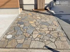 ブラウン系の天然石が落ち着きと高級感を演出するアプローチ[施工後]