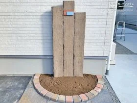 コンクリート製の枕木材を使用した耐久性の高い機能門柱[施工後]