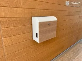 ラウンド形状が可愛らしい木調ポスト[施工後]