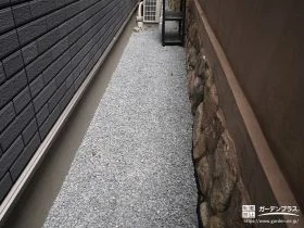 建物まわりの犬走りは雑草対策のため、防草シートと砂利を敷設しました。防犯対策にもおすすめです。