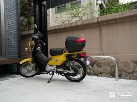 オープン外構に愛車のバイクが安心して停められるように、車止めバーを設置。車内のマットを干すときにも便利とのことでした。