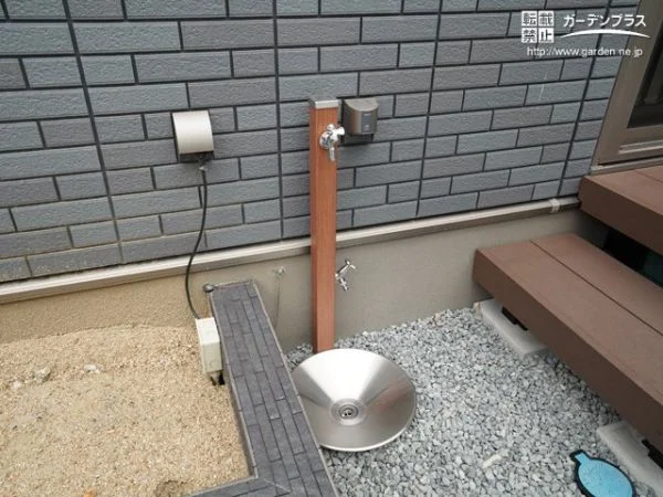 ガーデニングに便利な立水栓は花壇の隣に。2口蛇口なので、手洗い用とホース接続用を分けて利用できます。