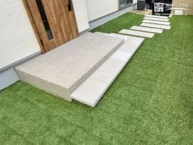 ナチュラルなお住まいに似合うリズム感のあるアプローチ[施工後]