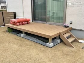 アウトドアリビングとして利用できるウッドデッキ[施工後]