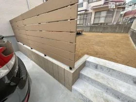 プライバシーを守りながらもお住まいに調和するウッドフェンス[施工後]