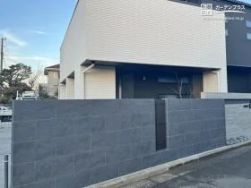 タイルやスクリーンフェンスを組み合わせた、意匠性の高い目隠し塀