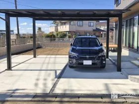 お車への泥はねを気にせず行き来できる駐車スペース