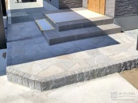 さりげないおしゃれを楽しむ乱形石貼りの踊り場[施工後]