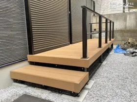 ご家族様が安全に利用できる工夫を施したウッドデッキ[施工後]