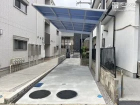 ブラックの外壁を引き立てるローメンテナンスな新築外構