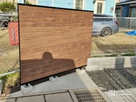 木の温もりを感じられるスタイリッシュな目隠しフェンス[施工後]