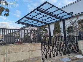 敷地内への侵入や飛び出しを防ぐフェンスとして活躍する伸縮門扉[施工後]