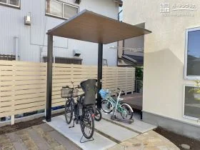 スタイリッシュフォルムがお住まいを引き立てるサイクルポート[施工後]