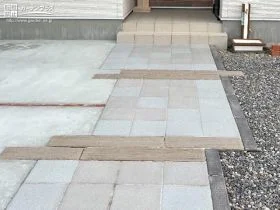 3種類の舗装材を組み合わせたナチュラルなアプローチ[施工後]
