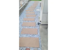 自然石の深みを感じられるナチュラルな園路[施工後]
