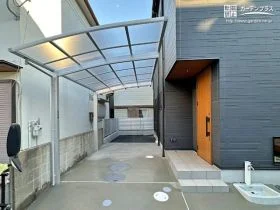 アール屋根が優しくお住まいに寄り添うカーポート[施工後]