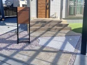 配置や質感にこだわったアプローチ[施工後]