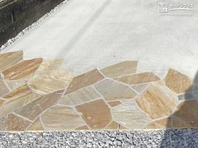 駐車スペースを華やかに彩る乱形石[施工後]