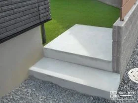 主庭へのスムーズな動線となるステップ[施工後]