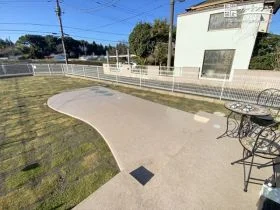 爽やかな天然芝が楽しめる広々としたテラス[施工後]