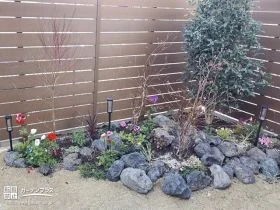 機能性に優れた溶岩石で彩った植栽スペース[施工後]