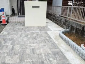 ナチュラルなマーブル模様がおしゃれなアプローチ[施工後]