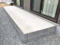 掃き出し窓前の高低差を解消するコンクリートデッキ