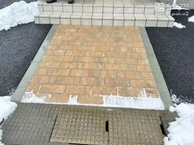 石畳のような風合いがお住まいを引き立てるアプローチ[施工後]